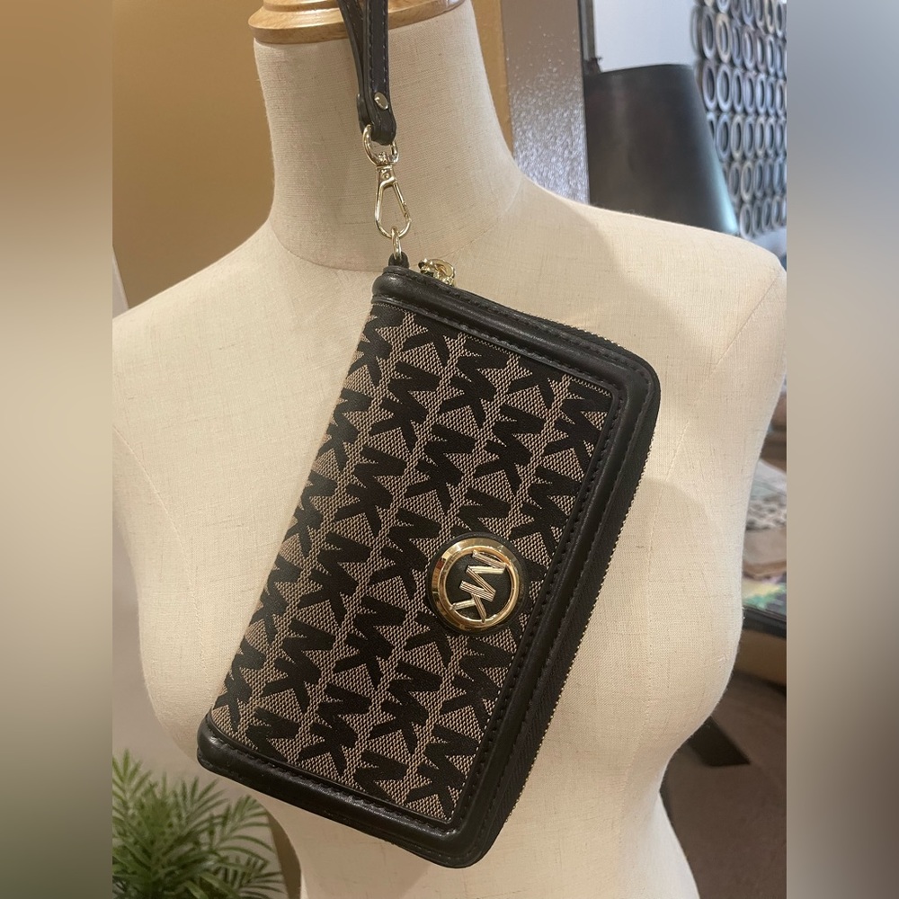 EUC Michael Kors Zip Wallet w/strap - Picture 10 of 17